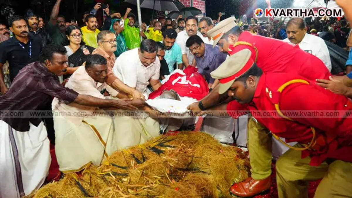 V.S. Achuthanandan's body being cremated at Valiyachudukad, Alappuzha