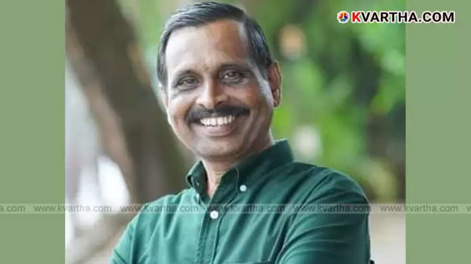 O.C. Mohanraj receiving environmental journalism award