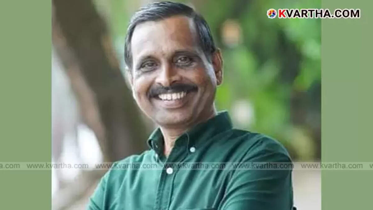 O.C. Mohanraj receiving environmental journalism award