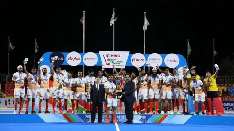  The Indian hockey team lifts the Asian Champions Trophy after defeating China in the final