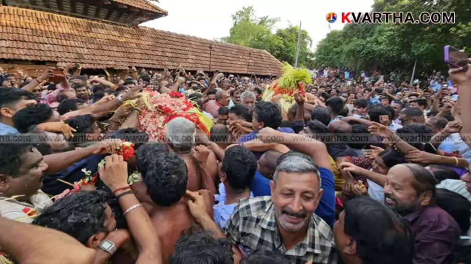  Thousands gathered for Thattu Parikkal ritual at Madayikavu Temple.