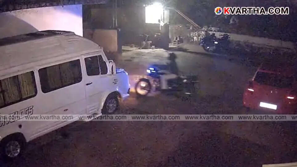  Image of a red Maruti Swift car.