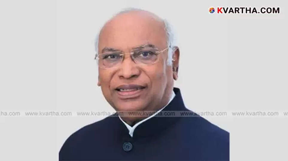 Crowd outside Chinnaswamy Stadium, Bengaluru after the stampede.