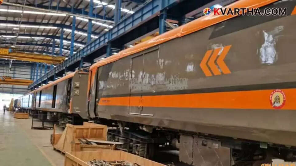Widespread Complaints of Substandard Food on Vande Bharat Trains, Including Worms in Curry