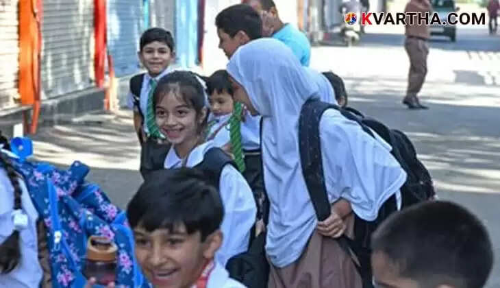 Students going to school in Kashmir border region 