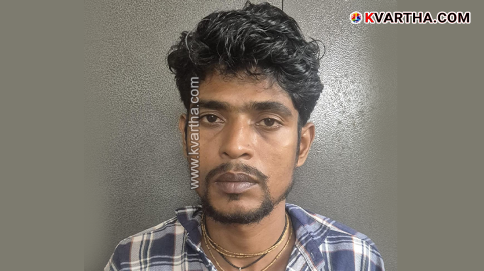 Excise officers with seized ganja and accused in Kannur