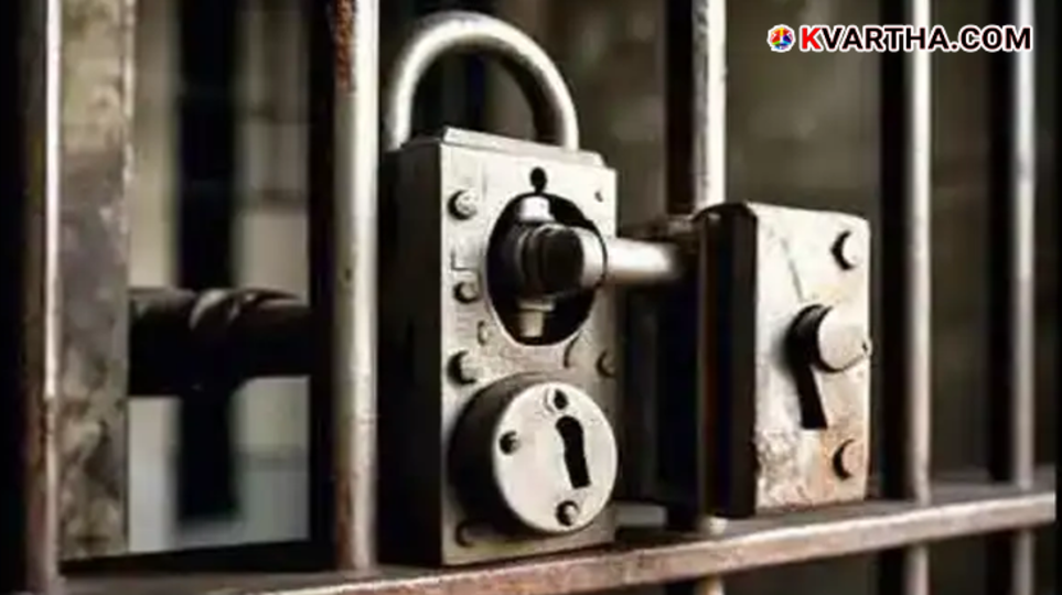  Bengaluru Police displaying the seized drugs worth 1.2 Crore along with the accused.