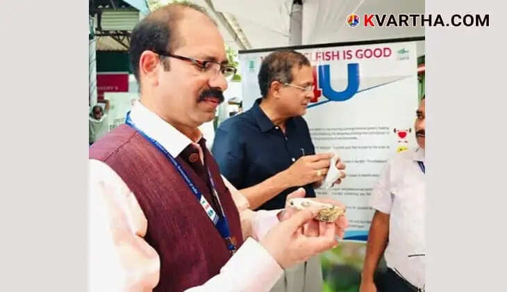 മത്സ്യമേളയിൽ സിഎംഎഫ്ആർഐ ഡയറക്ടർ ഡോ ഗ്രിൻസൺ ജോർജും ഗ്രികൾച്ചർ ടെക്നോളജി അപ്ലിക്കേഷൻ റിസർച്ച് ഇൻസ്റ്റിറ്റ്യൂട്ട് ഡയറക്ടർ ഡോ വി വെങ്കടസുബ്രമണ്യനും കായൽ മുരിങ്ങ (Oyster) കഴിക്കുന്നു.CMFRI Seafood Festival