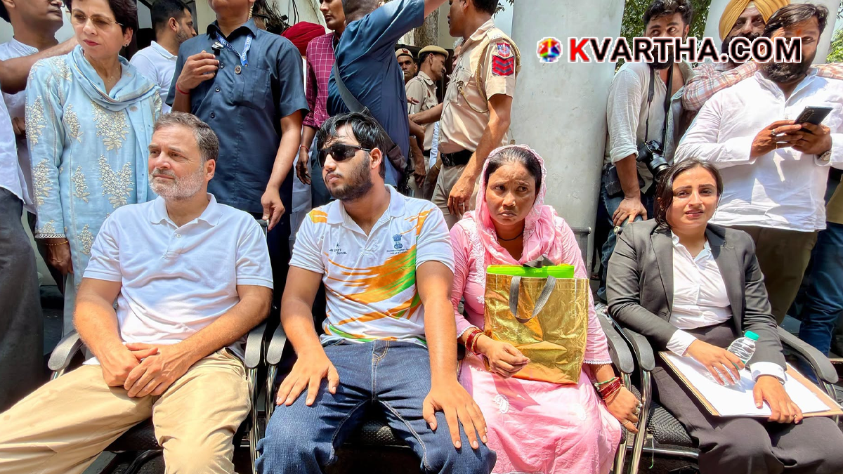 Representational image of Rahul Gandhi and Priyanka Gandhi protesting at Parliament Street Police Station