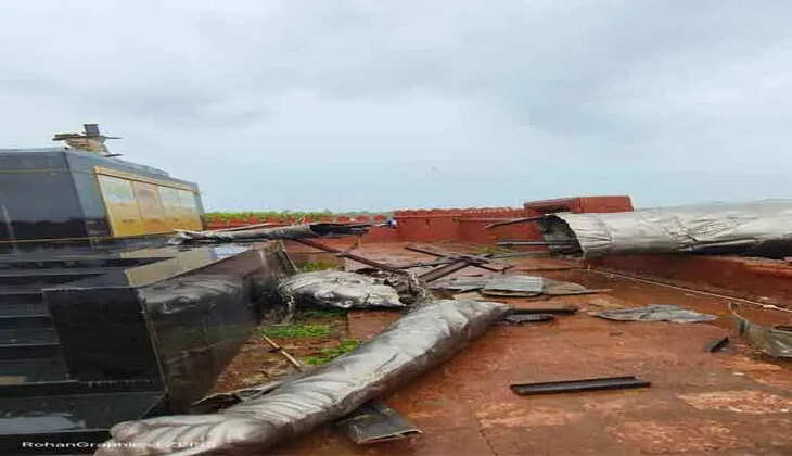 A collapsed statue of Chhatrapati Shivaji Maharaj
