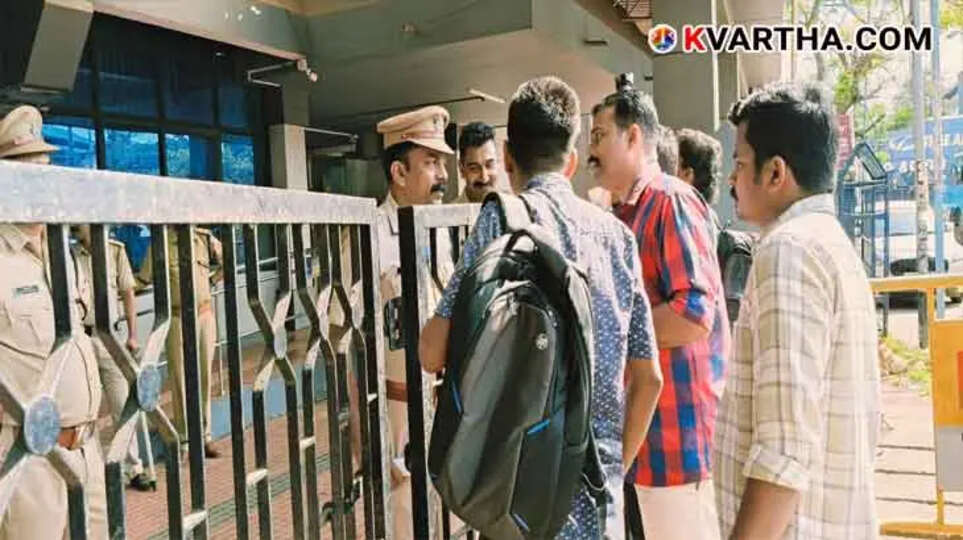 Journalists Union Protests Media Ban in District Panchayat President Election