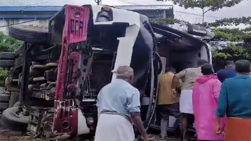 Kochi: Bike rider died in Kallada bus overturned accident,&nbsp;Kochi, Kallada, Road, Injured, Passengers, Hospital, Treatment&nbsp;