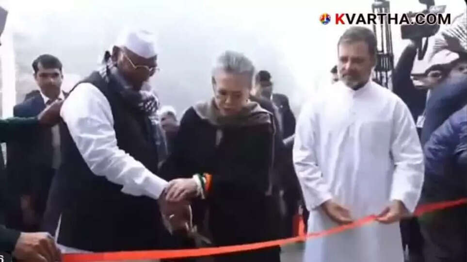 Sonia Gandhi inaugurating the new Congress headquarters