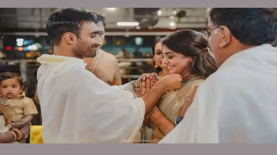 Thrissur: Actress Meera Nandan got married to Sreeju in Guruvayur temple,&nbsp;News, Kerala, Thrissur, Marriage, Mollywood, Mollywood Actor