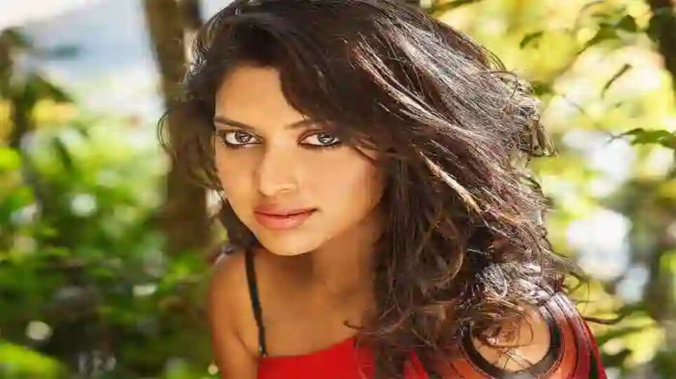 Actress Amala Paul's dress in controversy, Ernakulam, News, Actress Amala Paul, Controversy, Social Media, Kerala News