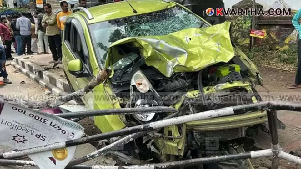 Four Seriously Injured After Car Crashes into a Sidewalk in Thiruvananthapuram; Driver in Custody