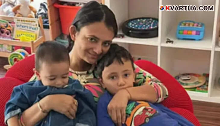 A mother caring her child, symbolizing a screen-free and healthy childhood.