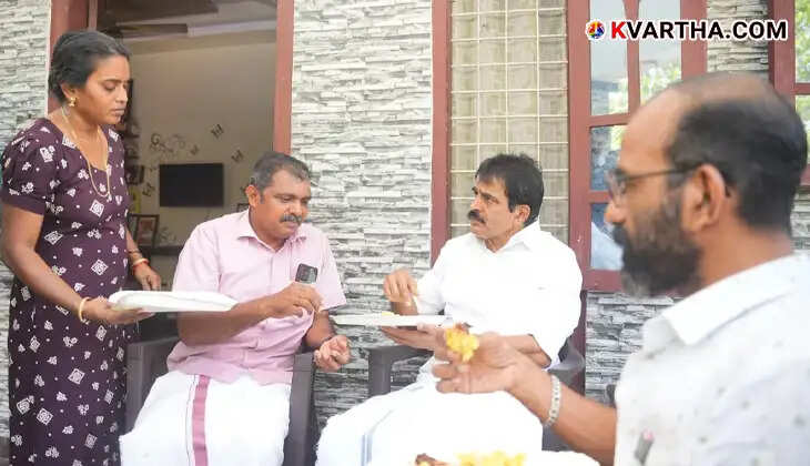 KC Venugopal MP having food with housewives in