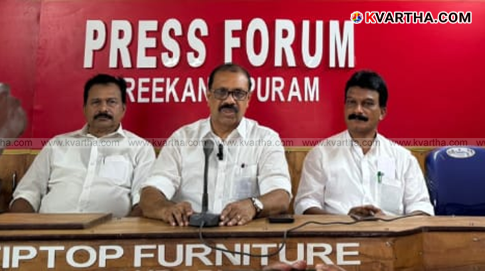 Participants of Irikkur's international mini marathon running on the route.