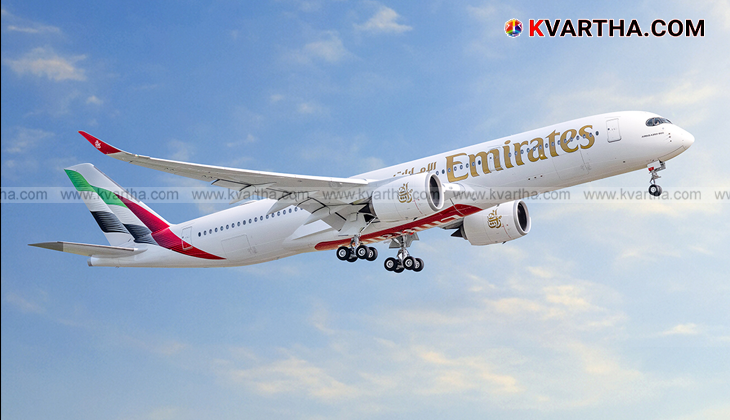 Emirates and Crypto Dot com representatives signing agreement