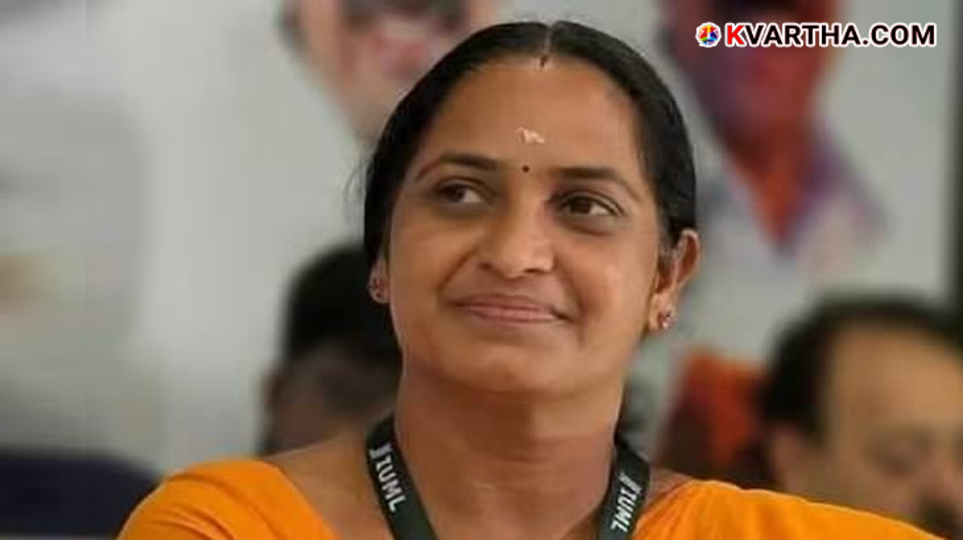 Vanitha League National Secretary Jayanthi Rajan addressing media in Panoor regarding party issues.