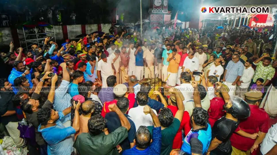 V.S. Achuthanandan's body being cremated at Valiyachudukad, Alappuzha