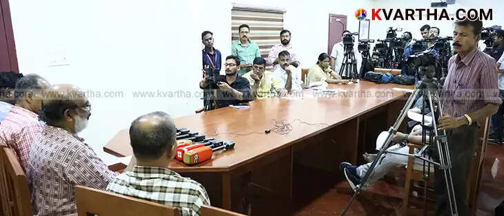 Dr. Thomas Isaac addressing the press conference about Kannur mega job fair.