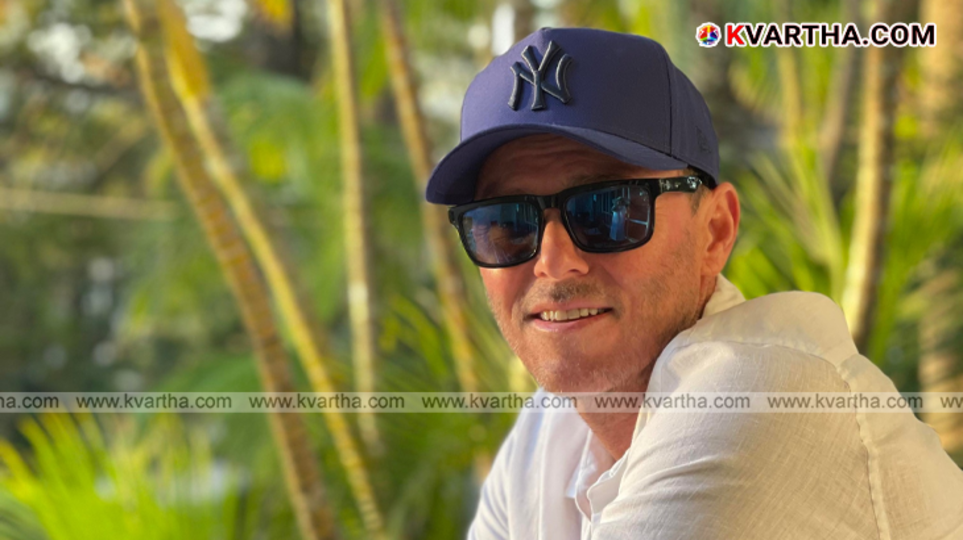  Australian cricketer Damien Martyn in action