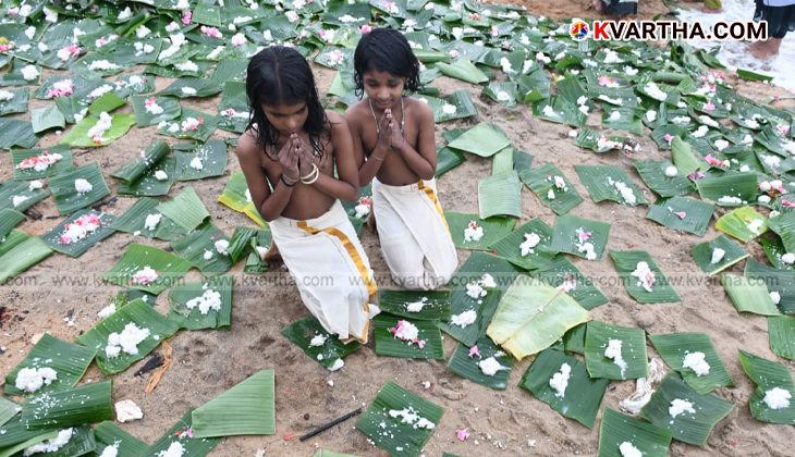 People performing Pithru Tharpanam on Karkidaka Vavu