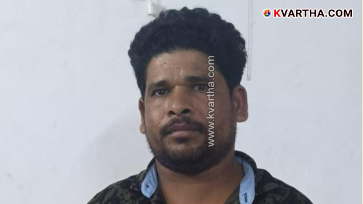 Excise officers seizing 2kg cannabis in Kannur