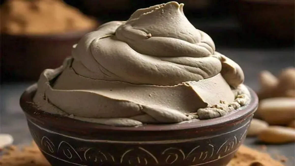 A woman applying a Multani Mitti&nbsp;face&nbsp;mask