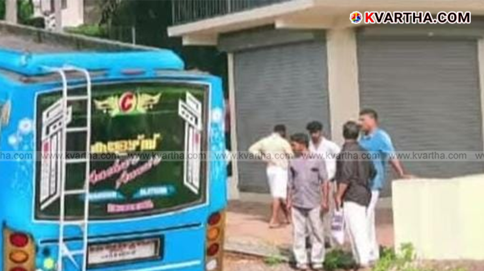 Private bus crashed into a compound wall in Irikkur