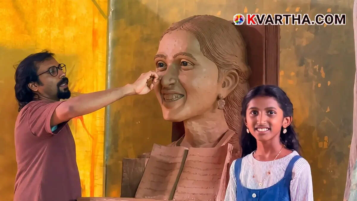 Sculptor Unni Kanayi presenting a sculpture to young reader Alaka