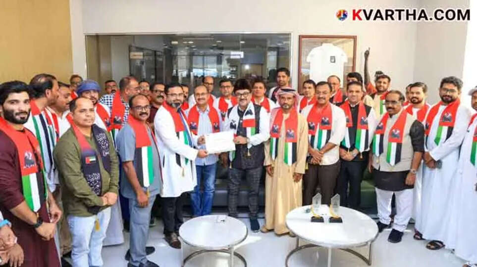 P. Sadiq Ali Thangal receiving Dubai Government’s Certificate of Appreciation