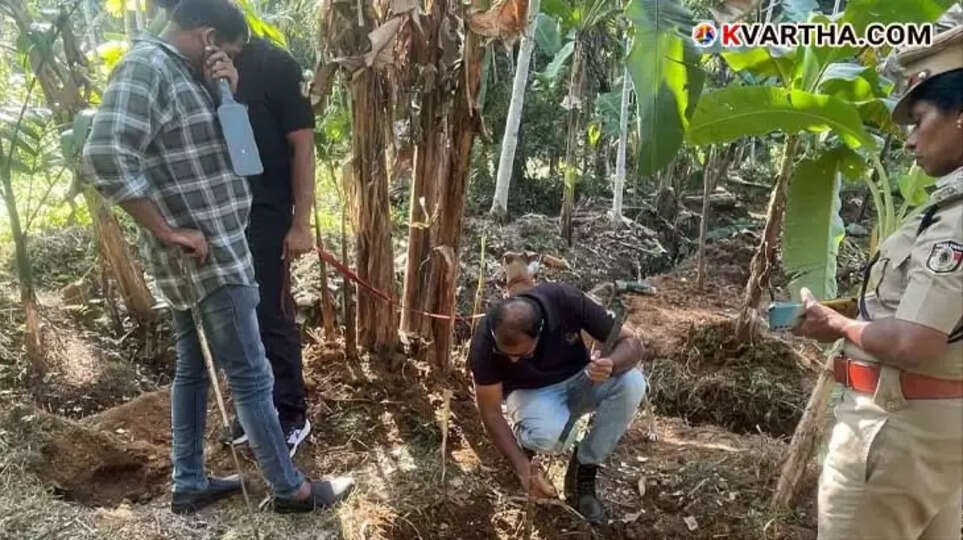  Police inspecting the site of the explosion in Kannur.