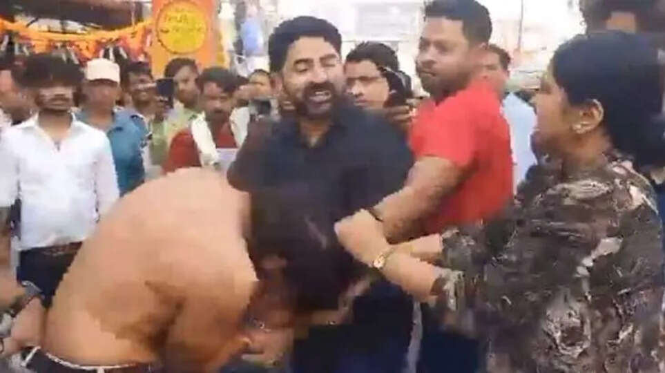 Woman Captures Thief Red-Handed After He Snatches Mobile Phone