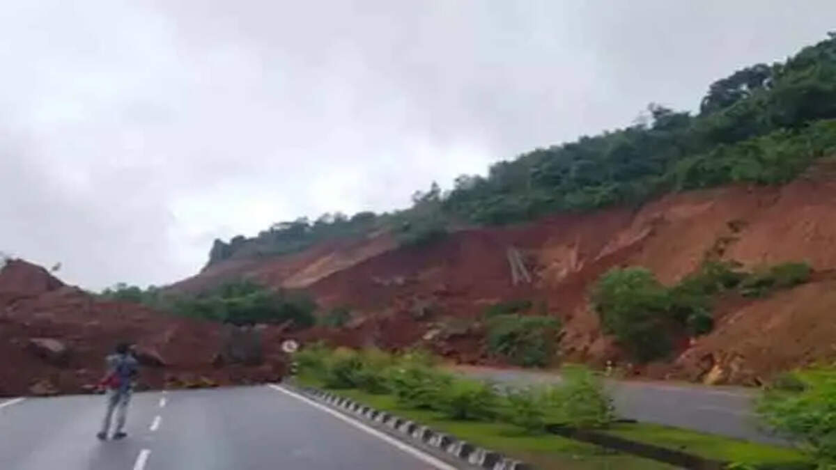 Karnataka landslide: Malayali rescue workers claim they were asked to vacate search area, Ankola, News, Allegation, Missing Man, Malayali rescue workers, Police, National News