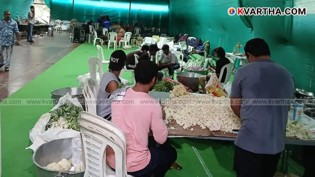 Pazhayidom Mohanan Namboothiri preparing food for the Ayyappa Sangamam.