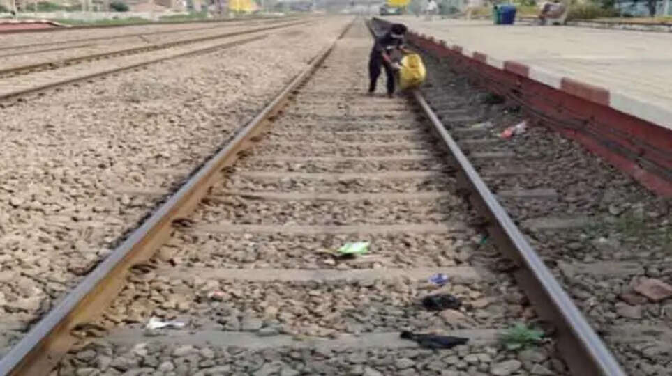 Pinarayi Vijayan Discusses Kerala Railway Expansion with Central Minister