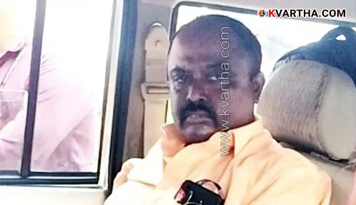 Vigilance officials arresting a village officer in Iritty for bribery.