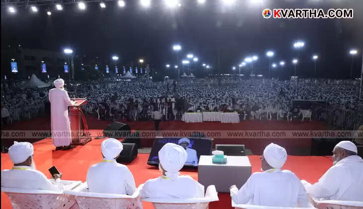 Kanthapuram AP Aboobacker Musliyar delivering a speech at the Kerala Muslim Jamaat event in Kozhikode beach.