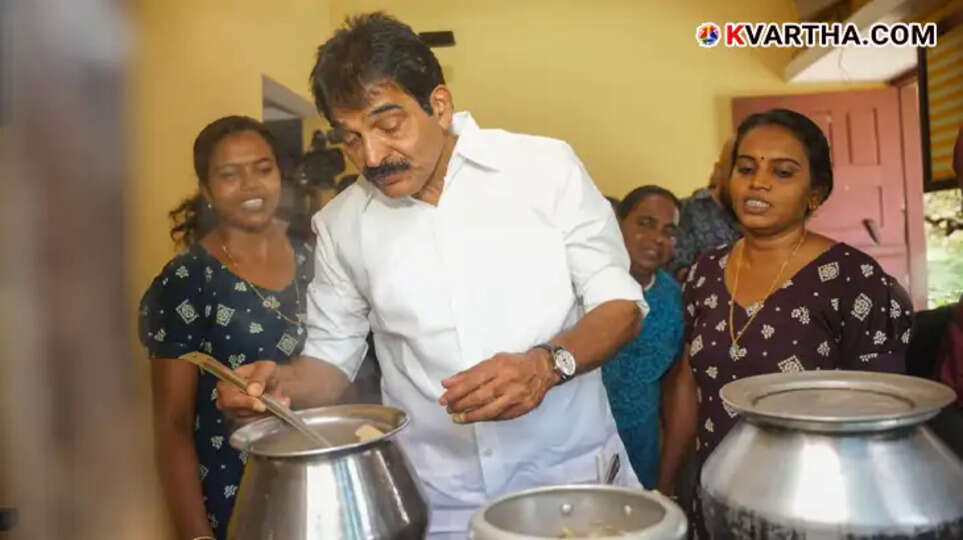 KC Venugopal MP having food with housewives in a small kitchen in Alappuzha.