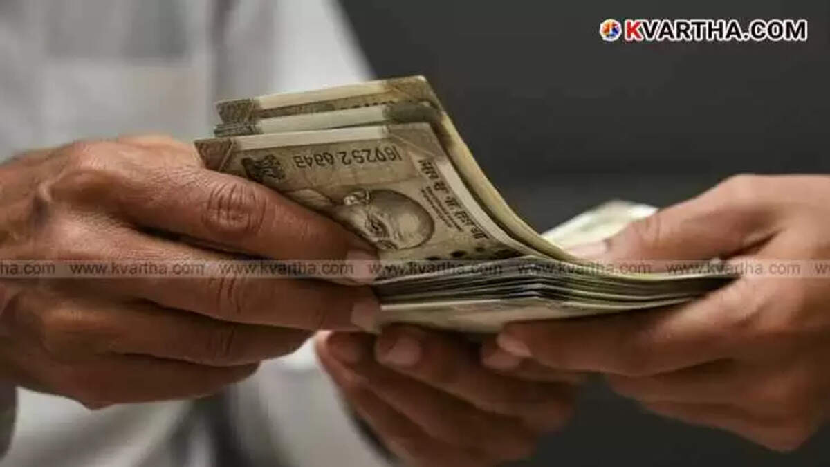 Old man counting 500 Rupee notes.
