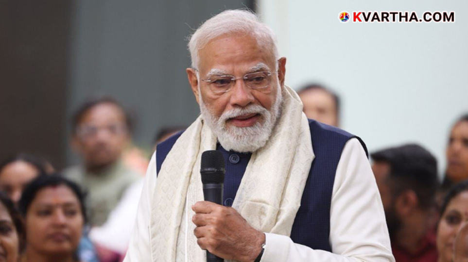Prime Minister Narendra Modi waving before boarding the flight to Israel.