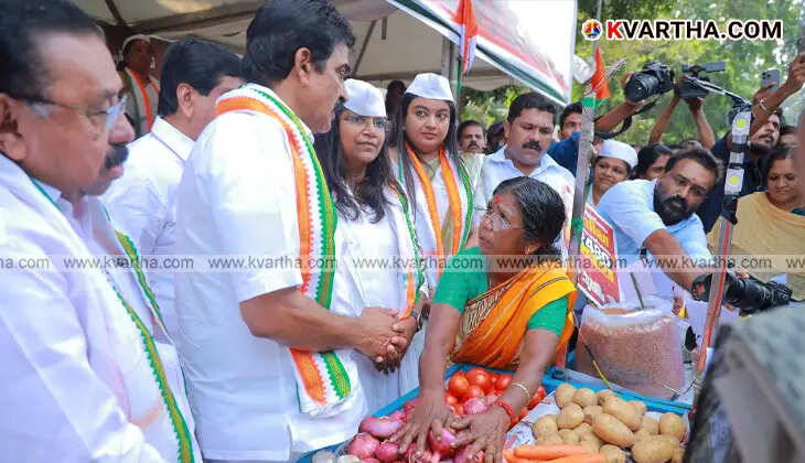 Mahila Congress leaders staging a protest outside the secretariat.