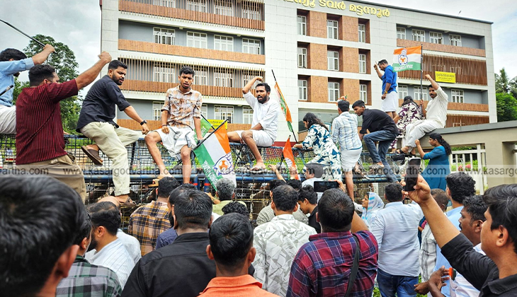 Rijil Makkutty inaugurating Youth Congress protest march in Mattannur.