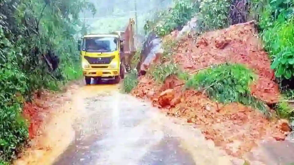Widespread landslides during heavy rains: Vehicular traffic restricted on Kottiur- Palchuram road, Kannur, News, Widespread landslides, Heavy rains, Warning, Traffic restricted, Kerala News