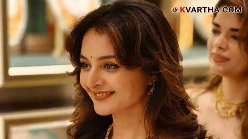 Manju Warrier's graceful response to fan kiss incident in Palakkad wins hearts; Actress replies to fan's apology