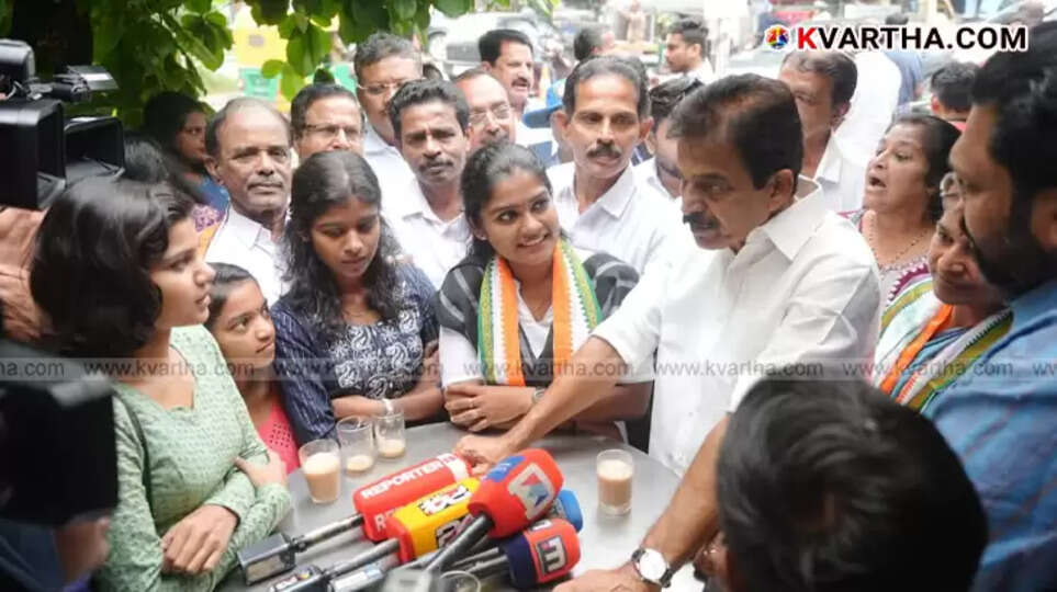 KC Venugopal MP interacting with youth at Kuravankonam Food Court with UDF candidate Vaishnavi Suresh.