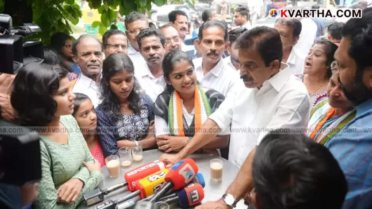 KC Venugopal MP interacting with youth at Kuravankonam Food Court with UDF candidate Vaishnavi Suresh.